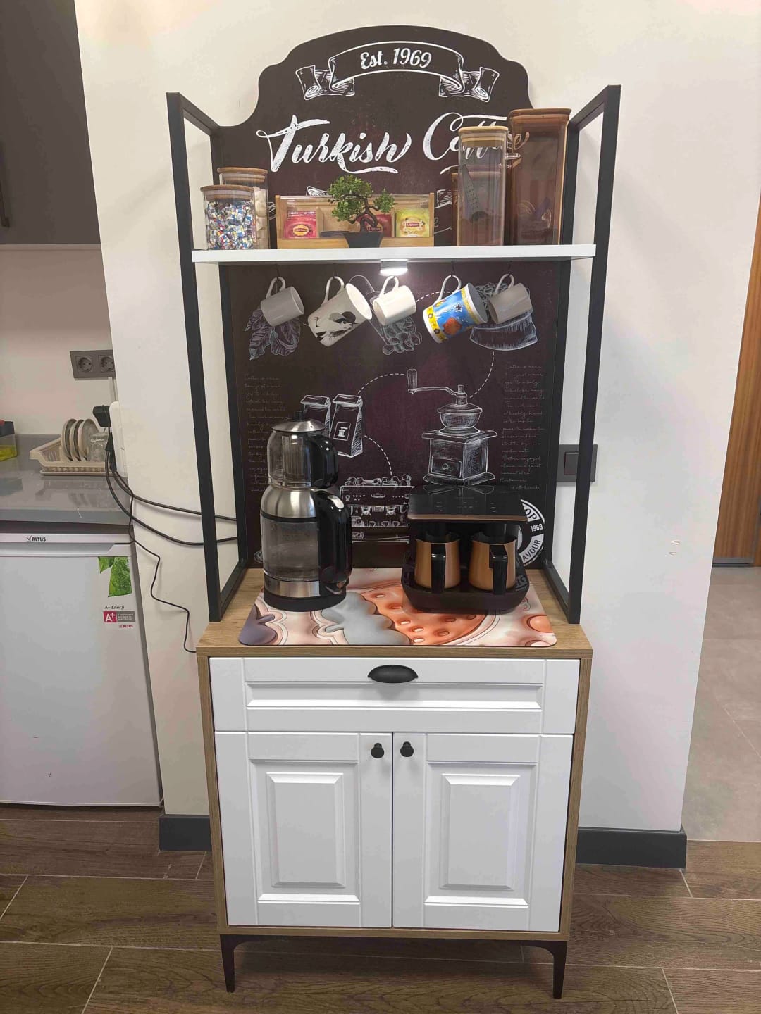 Customer photo review of Rani JE158 Işıklı Kahve Köşesi Membran Kapaklı Çekmeceli Çok Amaçlı Mutfak Dolabı Sepet Ceviz - Beyaz