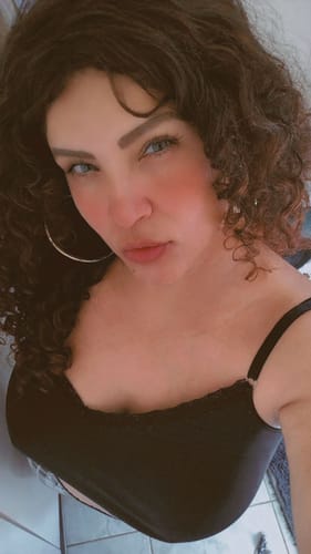 Customer photo review of Peruca Portia Castanha Cacheada