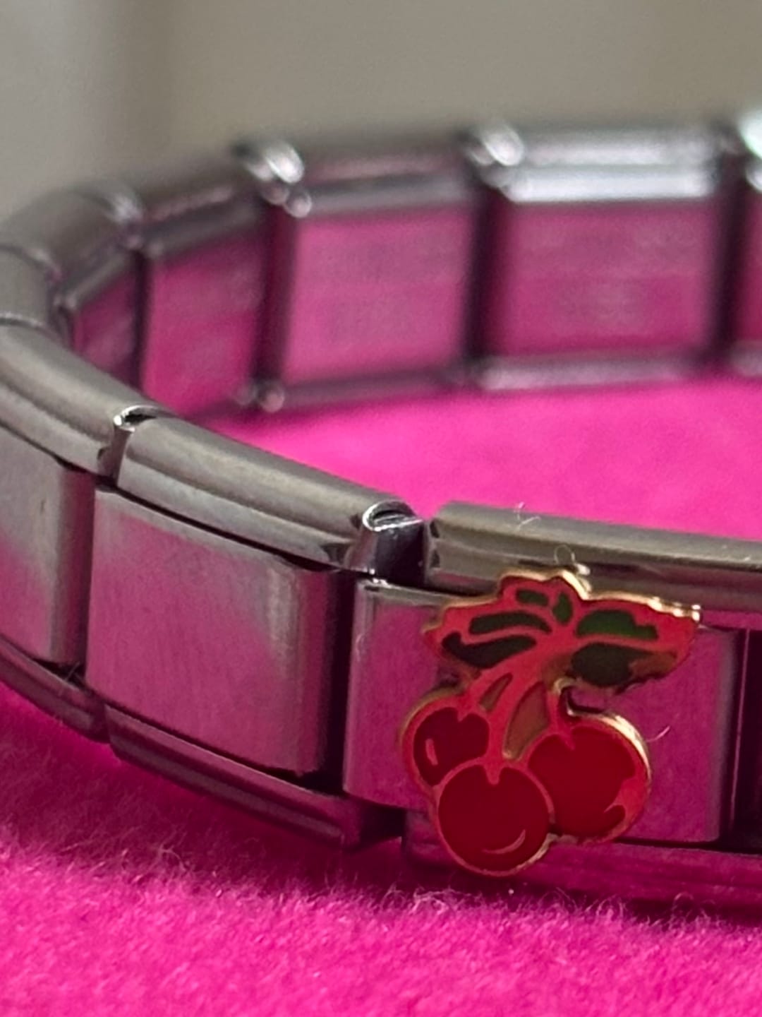 Customer photo review of Charm Triple Cereza Con Contorno Dorado