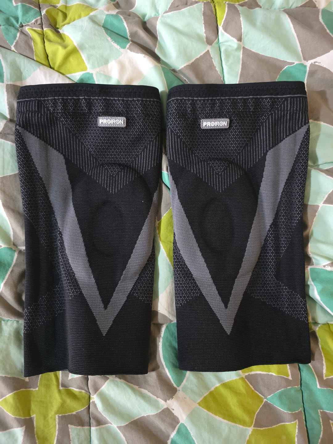 Customer photo review of Rodillera de Compresión con Gel y Estabilizadores en V Negro con Gris