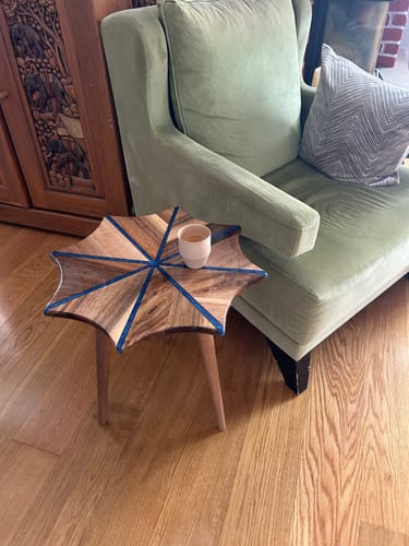 Customer photo review of Ahşap Yan Sehpa - Kar Tanesi Epoksi Desenli Konik Ayaklı Sehpa