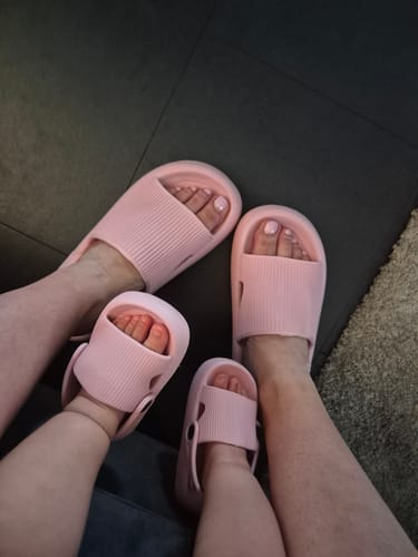 Customer photo review of HappyFlops