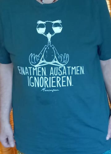 Customer photo review of Einatmen Ausatmen ignorieren  · Herren Premium Bio T-Shirt