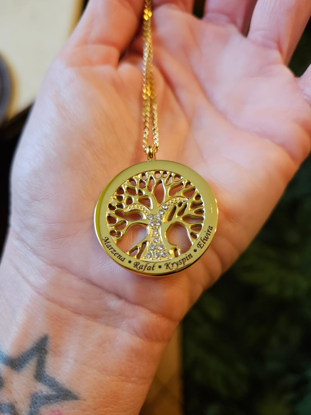 Customer photo review of Personalisierte Lebensbaumkette mit Zirkoniasteinen