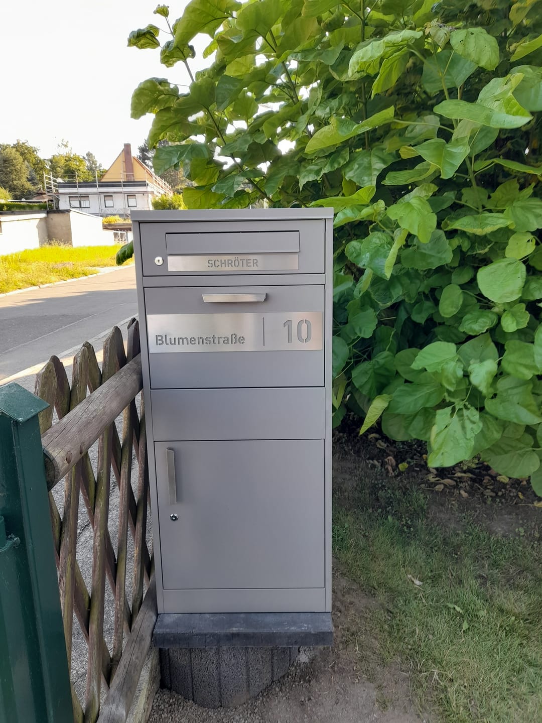 Customer photo review of Paketbox PB1 mit Briefkasten | graualuminium - RAL9007 | personalisiert mit Edelstahl-Schild