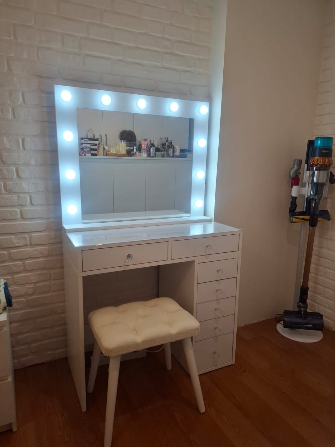 Customer photo review of Rani BJ115 Hollywood Işıklı Aynalı Kulis Makyaj Masası 7 Çekmeceli Takı Düzenleyici Beyaz