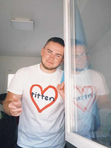 Customer photo review of TITTEN T-SHIRT