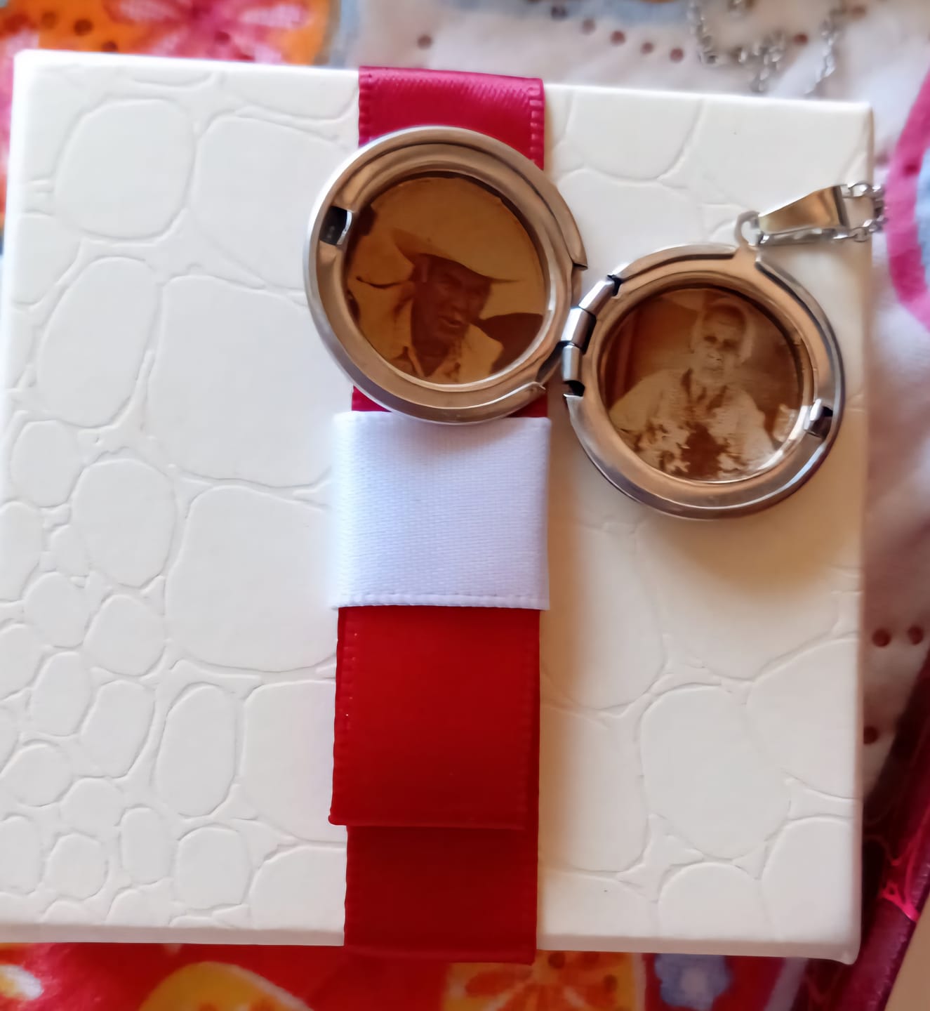 Customer photo review of Relicario Redondo Personalizado