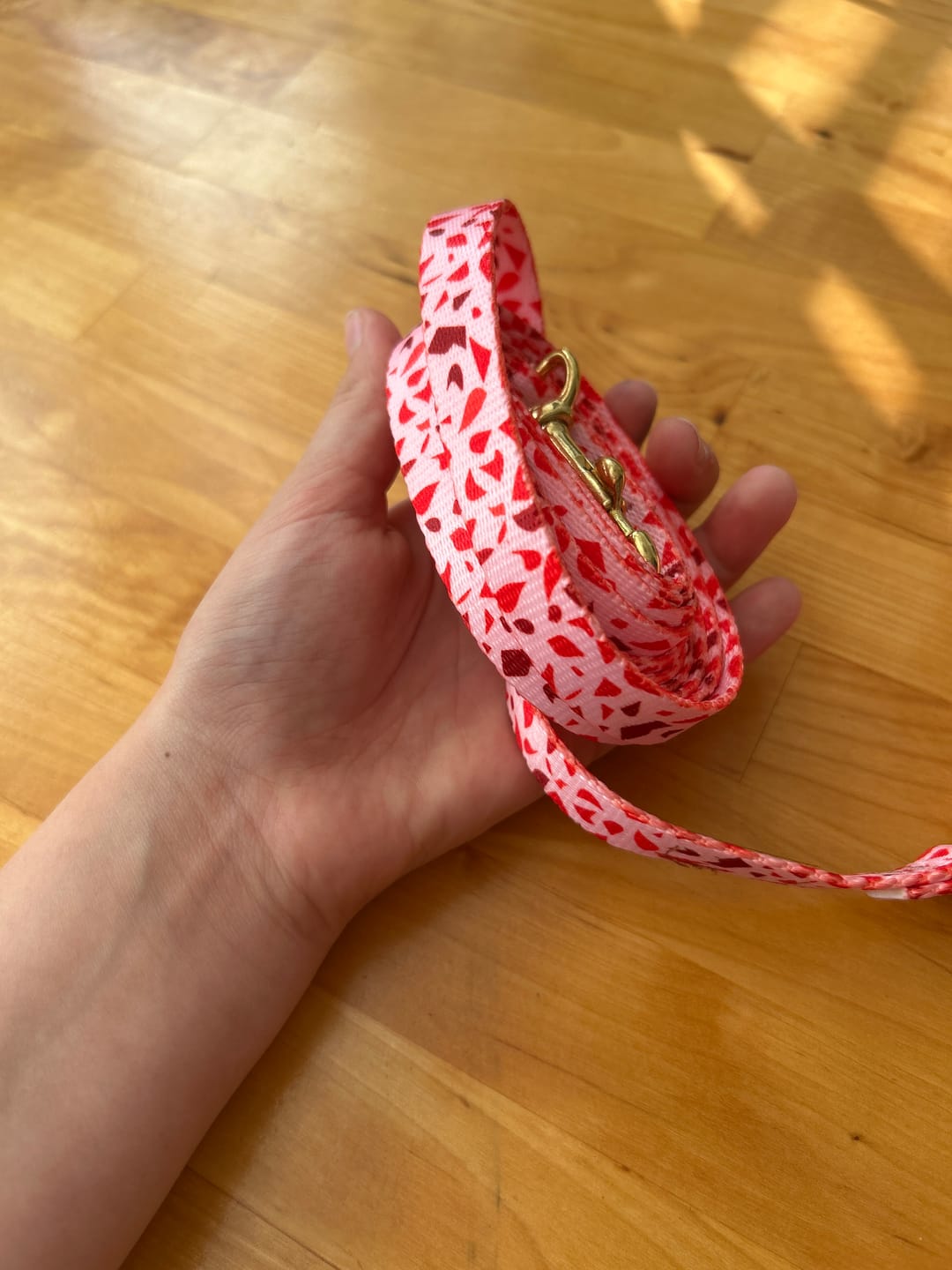 Customer photo review of Smycz miejska "Pink Terrazzo" - złote okucia