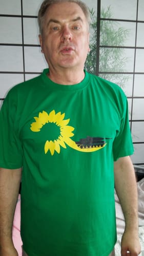 Customer photo review of PREMIUM SHIRT MÄDELS • GRÜNE KRIEGSTREIBER