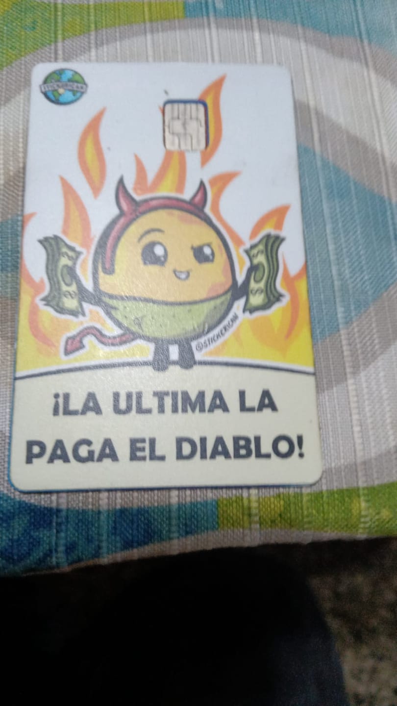 Customer photo review of La Última La Paga el Diablo - Sticker para Tarjeta de Crédito