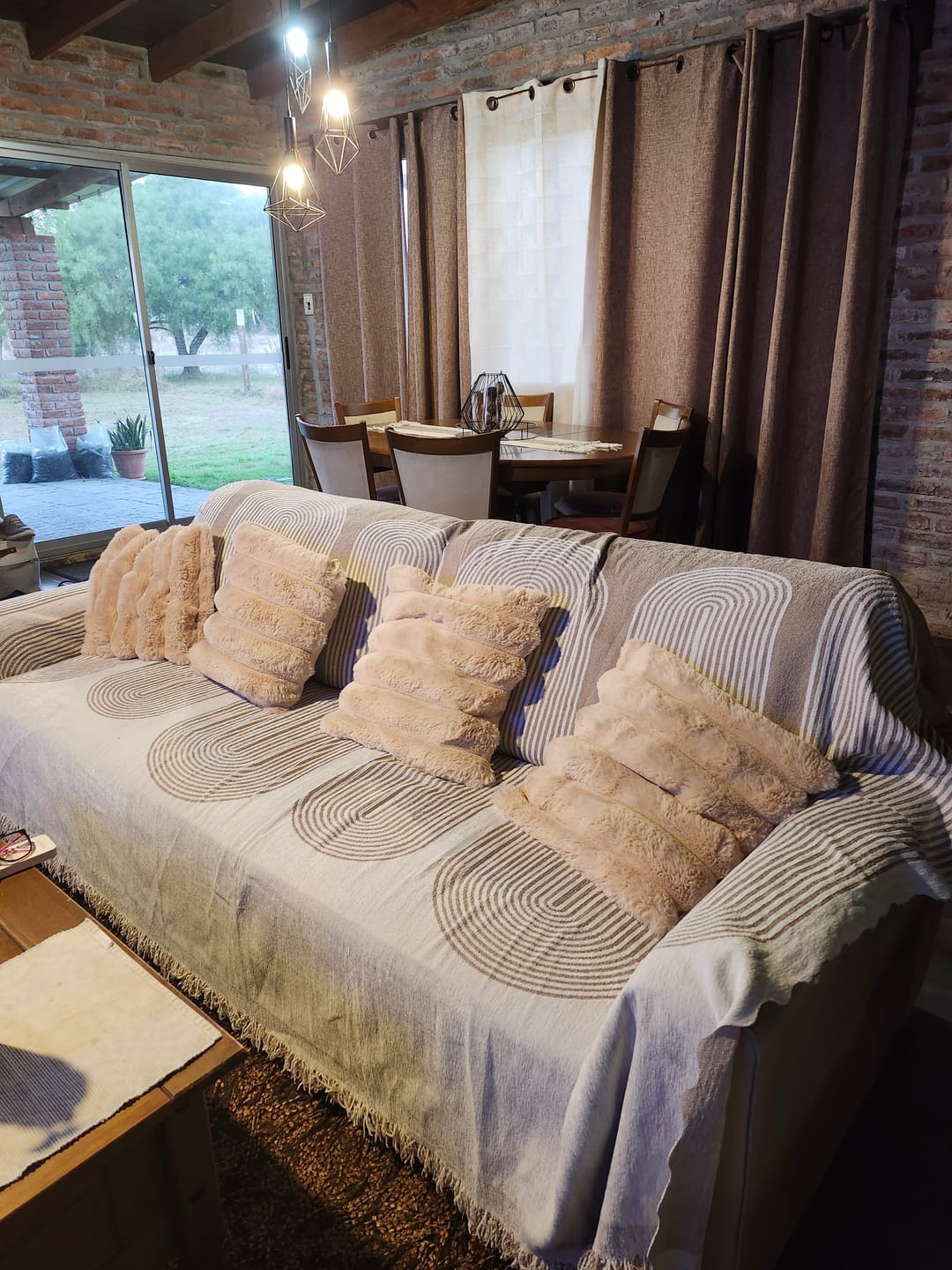 Customer photo review of Manta Cubre Sofa de Chenilla Reversible