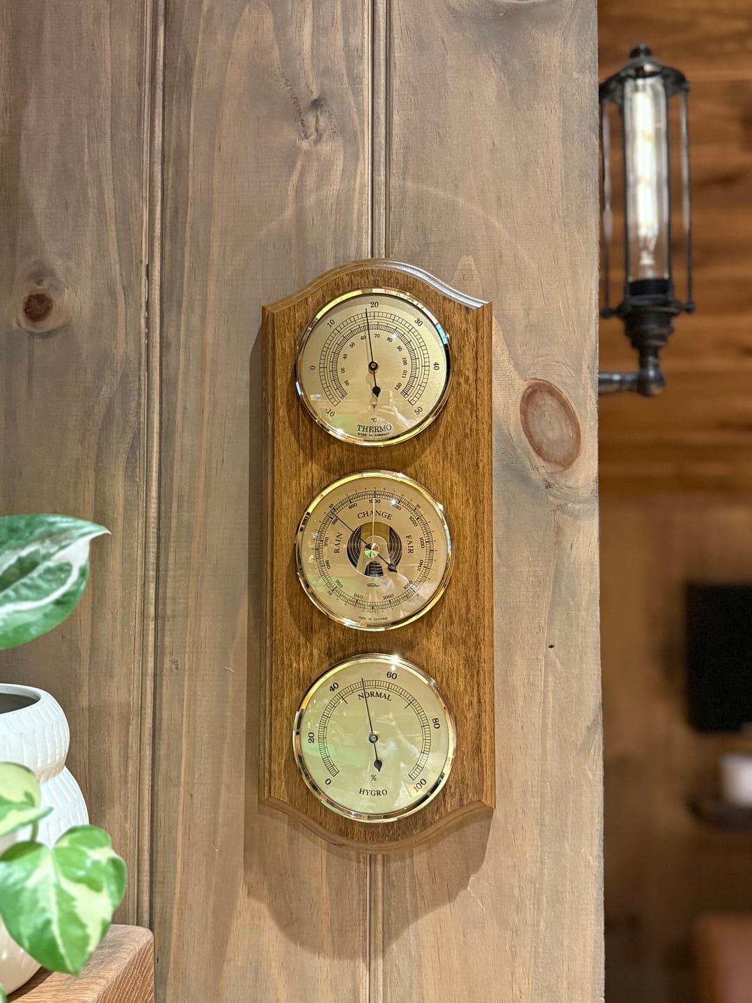 Customer photo review of Rustic Oak & Brass Weatherstation-3 in 1 - Hygrometer + Barometer + Thermometer