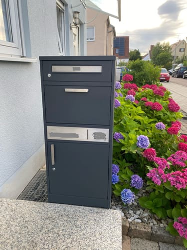 Customer photo review of Paketbox PB1 mit Briefkasten | anthrazit - RAL7016 | personalisiert mit Edelstahl-Schild