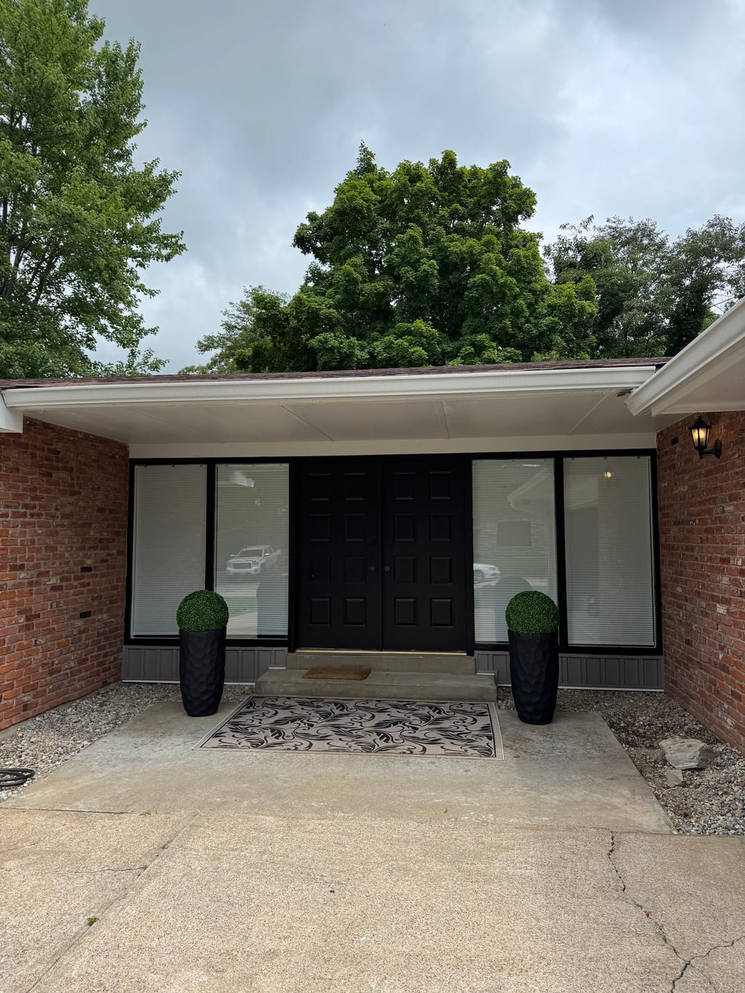 Customer photo review of Universal 7/8" Between Darts Drive-On Door Sweep (dual bulbs)