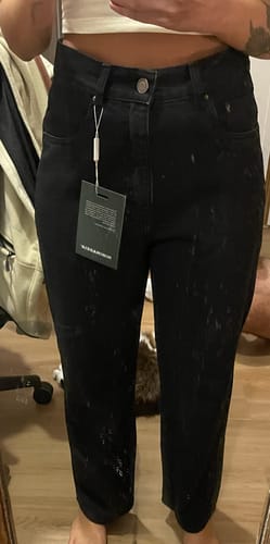 Isabela L. review of Calça Jeans Reta Araçá Preta image 1 out of 2