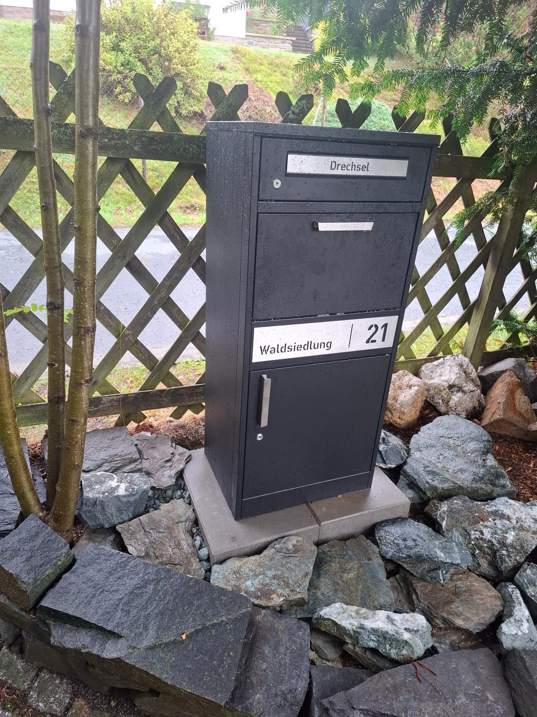 Customer photo review of Paketbox PB1 mit Briefkasten | schwarz (RAL9005) | personalisiert mit Edelstahl-Schild