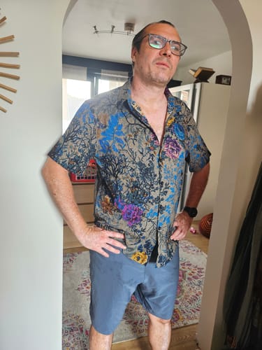 Customer photo review of Chemise à manches courtes respirante à motif floral rétro pour homme