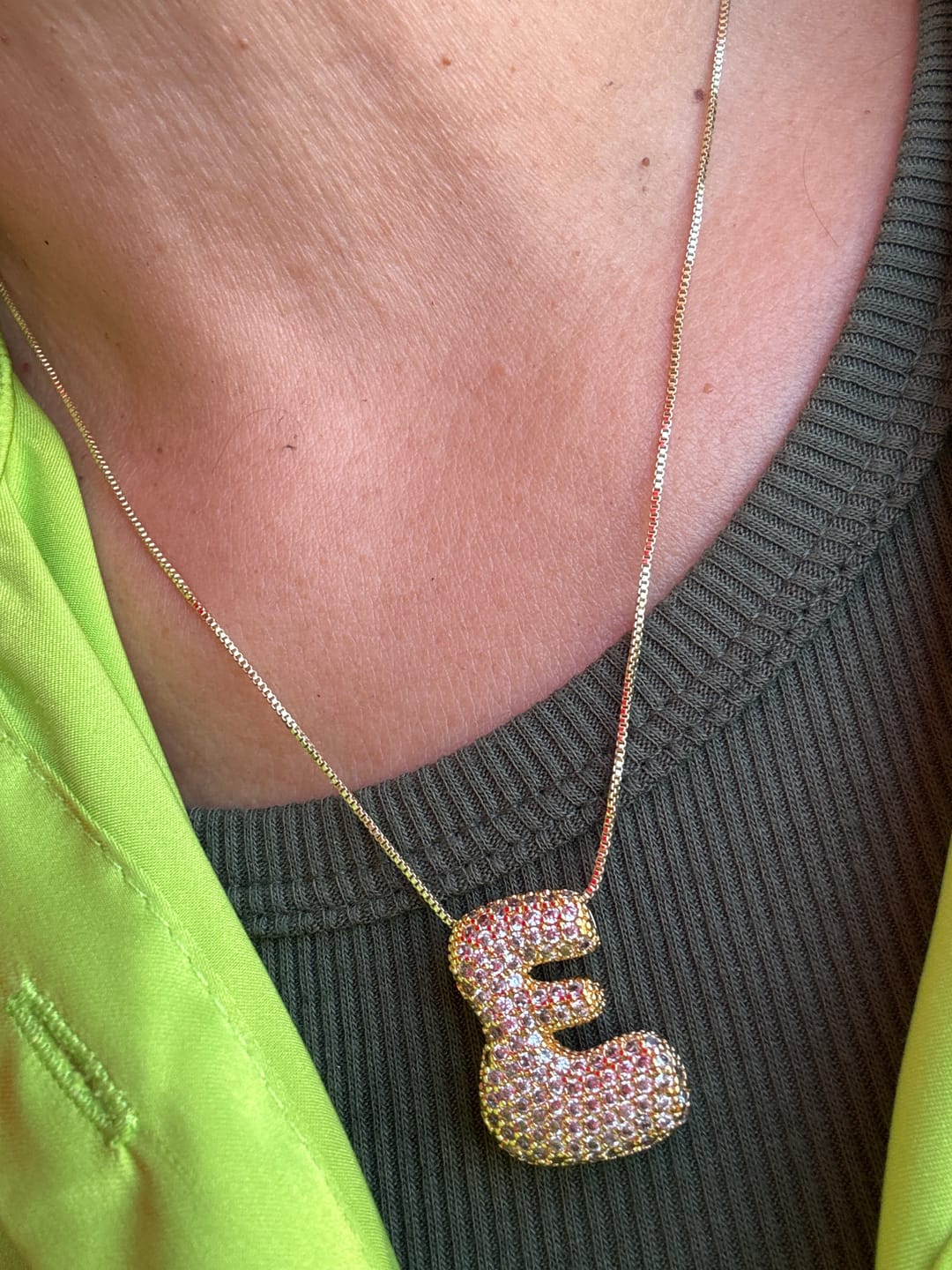 Customer photo review of Personaliza Tu Collar Con Inicial Mini Bubble Combinado Zirconias