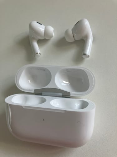 Customer photo review of Apple AirPods Pro (2nd generation) - MagSafe Charging Case (USB‑C)