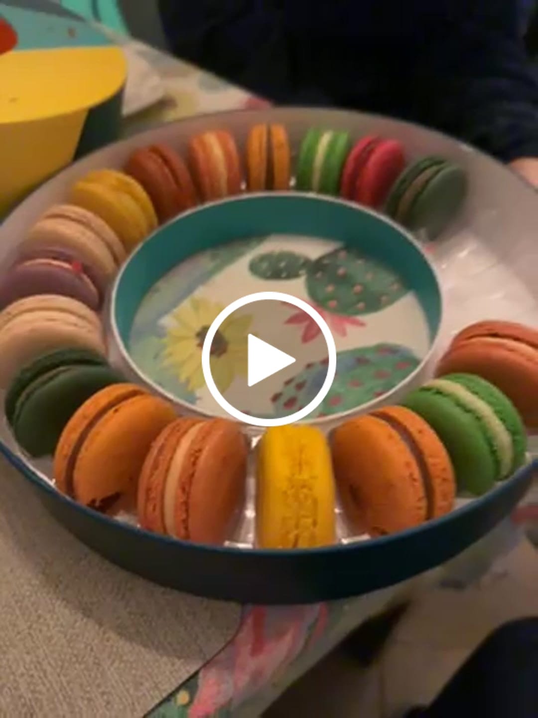 Customer video review of Caja 20 Macarons