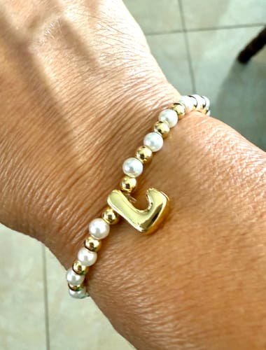 Customer photo review of Pulsera Bolitas Doradas y Perlas Con Inicial
