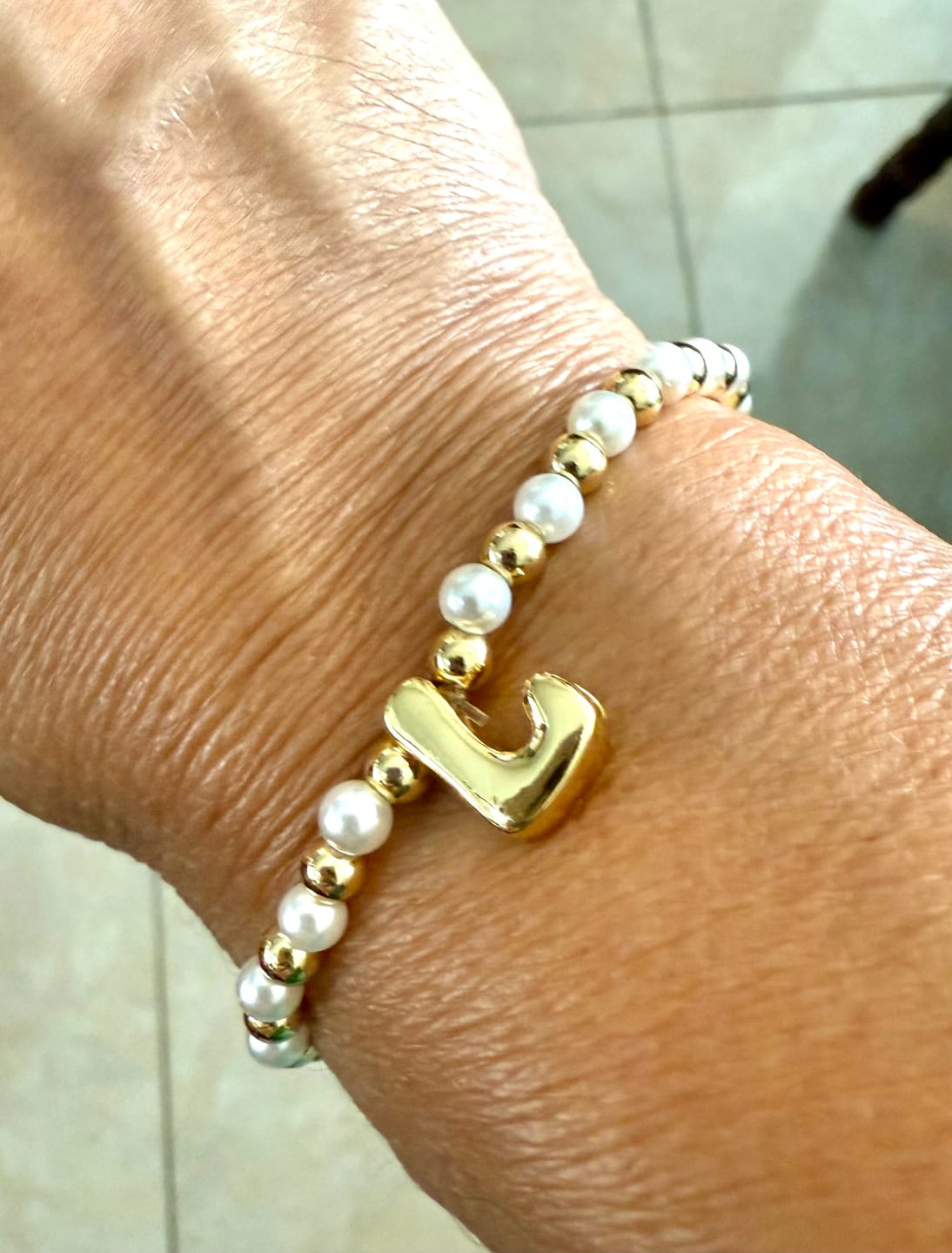 Customer photo review of Pulsera Bolitas Doradas y Perlas Con Inicial