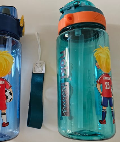 Customer photo review of Personalisierte Fußball-Trinkflasche 600ml - Gestalte deinen Avatar mit Trikotnummer & Name