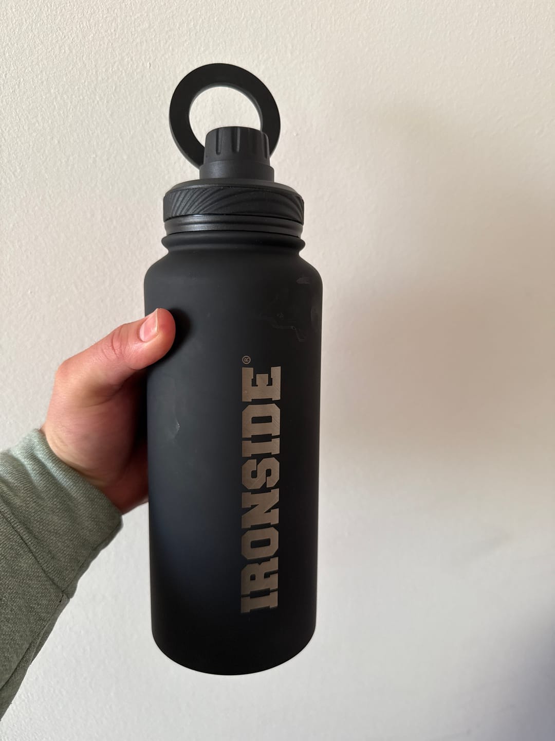 Customer photo review of Botella de Agua con Soporte Magnético para Celular IRONSIDE