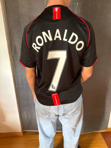 Customer photo review of Cristiano Ronaldo Manchester United 2007-2008 Black Retro Jersey Trikot Camiseta Maillot