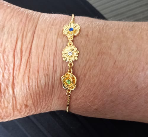 Customer photo review of Gepersonaliseerde Geboortebloem Armband