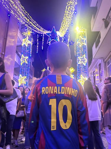 Customer photo review of Ronaldinho Gaucho 10 – Barcelona 2006 Paris Final Retro Long Sleeve Football Jersey – | KinderTrikot | Maillot Enfant