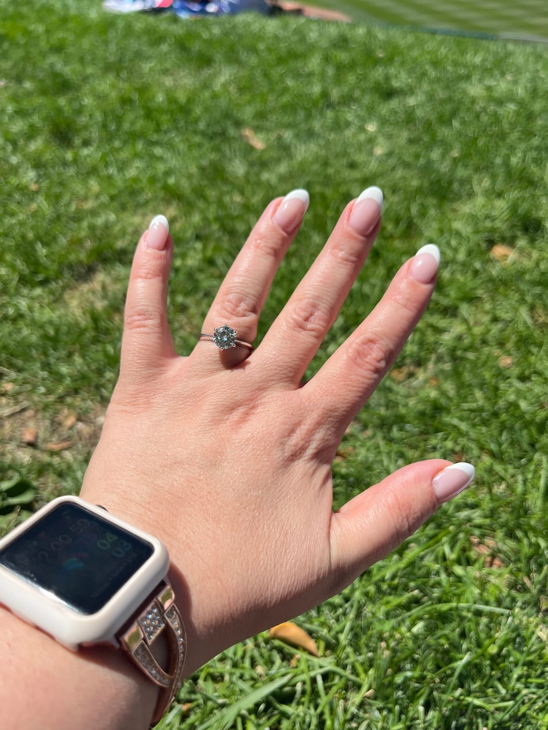 Customer photo review of Rodiffy Moissanite 2.0 Ct ～3.0Ct Round Cut 6 Prong White Gold Engagement Ring