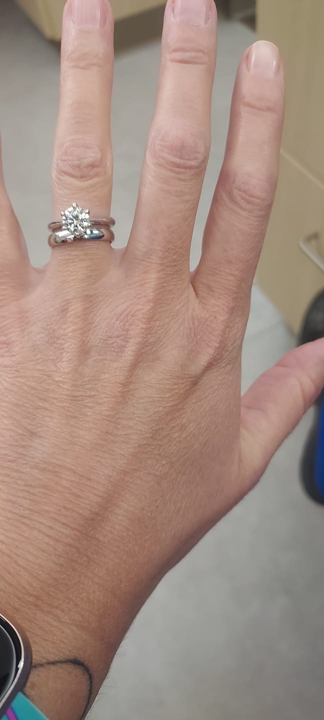 Customer photo review of Rodiffy Moissanite 2.0 Ct ～3.0Ct Round Cut 6 Prong White Gold Engagement Ring