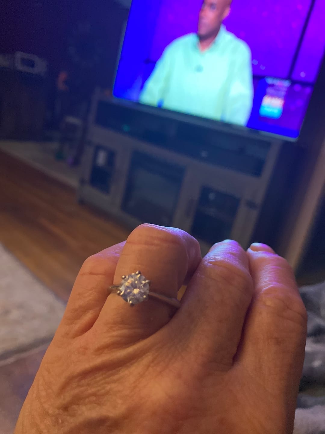 Customer photo review of Rodiffy Moissanite 2.0 Ct ～3.0Ct Round Cut 6 Prong White Gold Engagement Ring
