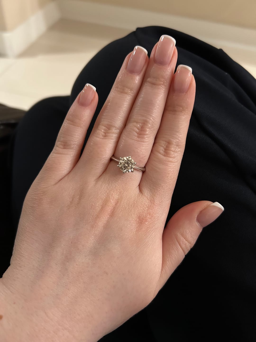 Customer photo review of Rodiffy Moissanite 2.0 Ct ～3.0Ct Round Cut 6 Prong White Gold Engagement Ring