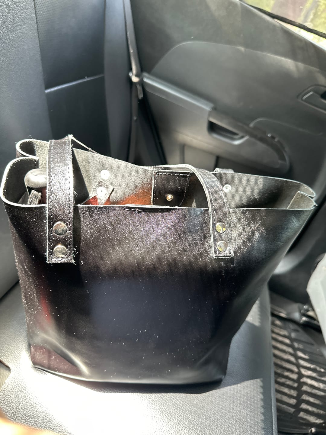 Customer photo review of Bolsa Dama Tote 100% Piel Mod. Praga Con Cosmetiquera (Pull up Negro)