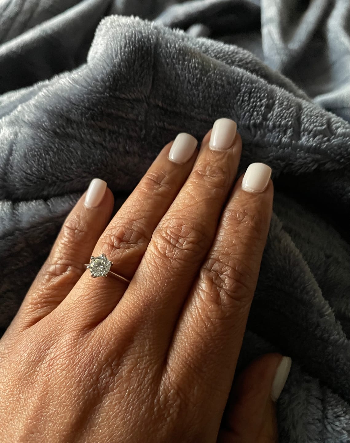 Customer photo review of Rodiffy Moissanite 2.0 Ct ～3.0Ct Round Cut 6 Prong White Gold Engagement Ring