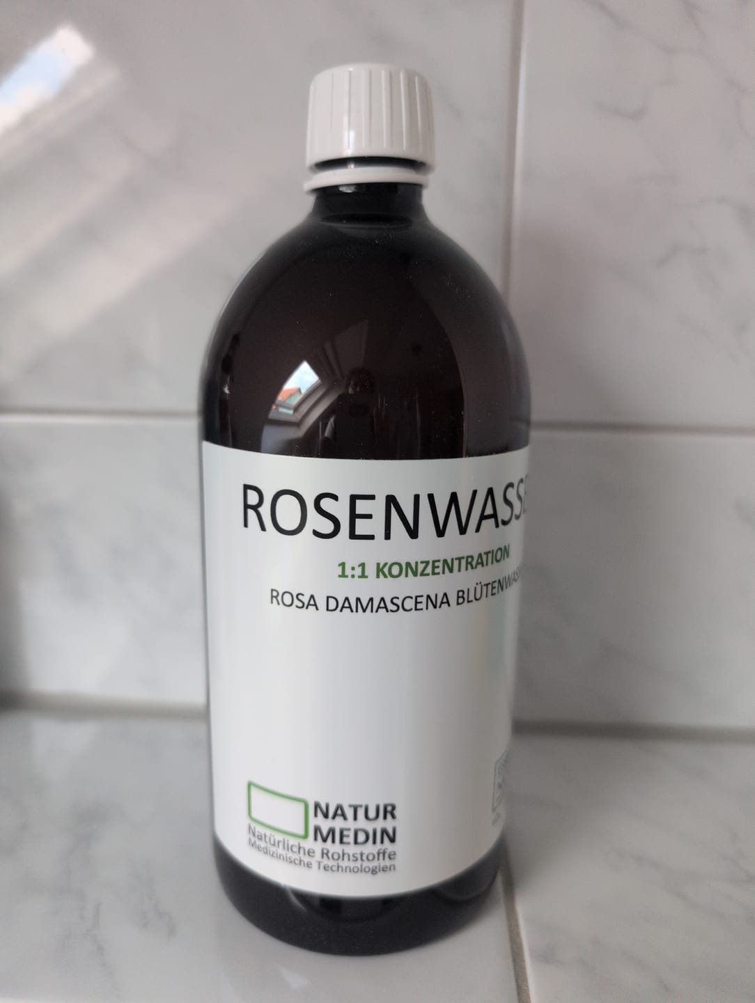 Customer photo review of Rosenwasser. Das Original: 1 kg Rosenblüten pro Liter. 100 % essbar, 100 % wirksam.