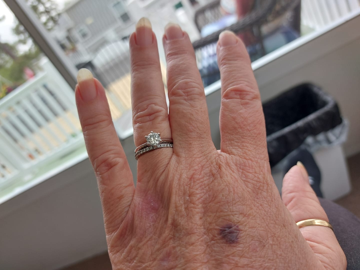 Customer photo review of Rodiffy Moissanite 2.0 Ct ～3.0Ct Round Cut 6 Prong White Gold Engagement Ring