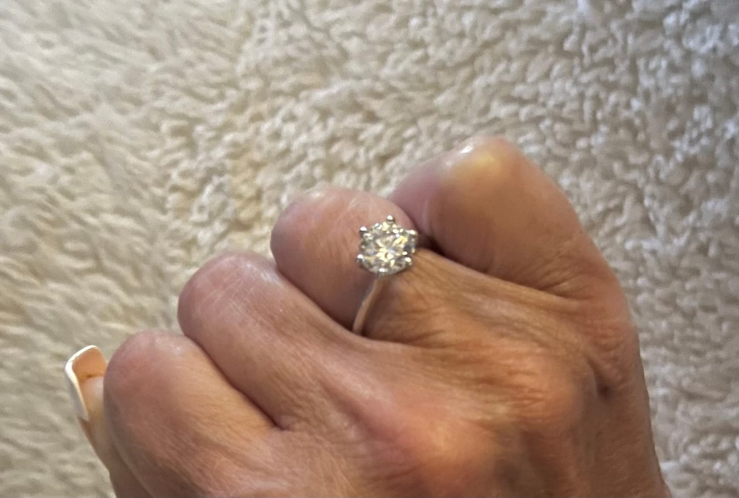 Customer photo review of Rodiffy Moissanite 2.0 Ct ～3.0Ct Round Cut 6 Prong White Gold Engagement Ring