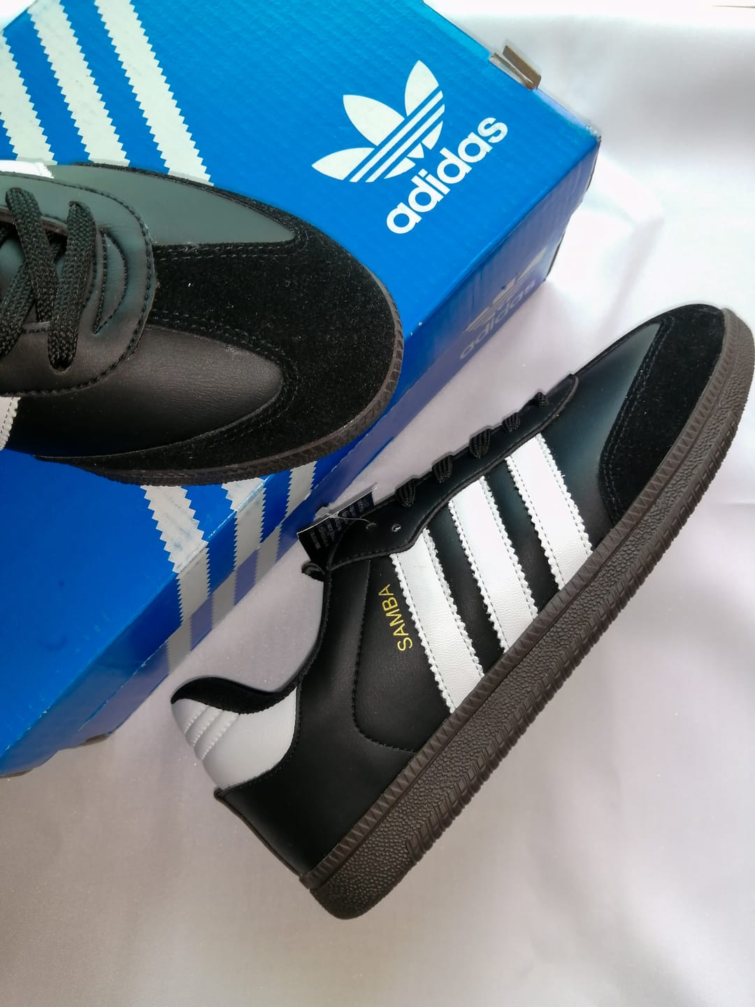 Customer photo review of Tenis Samba Negro Blanco