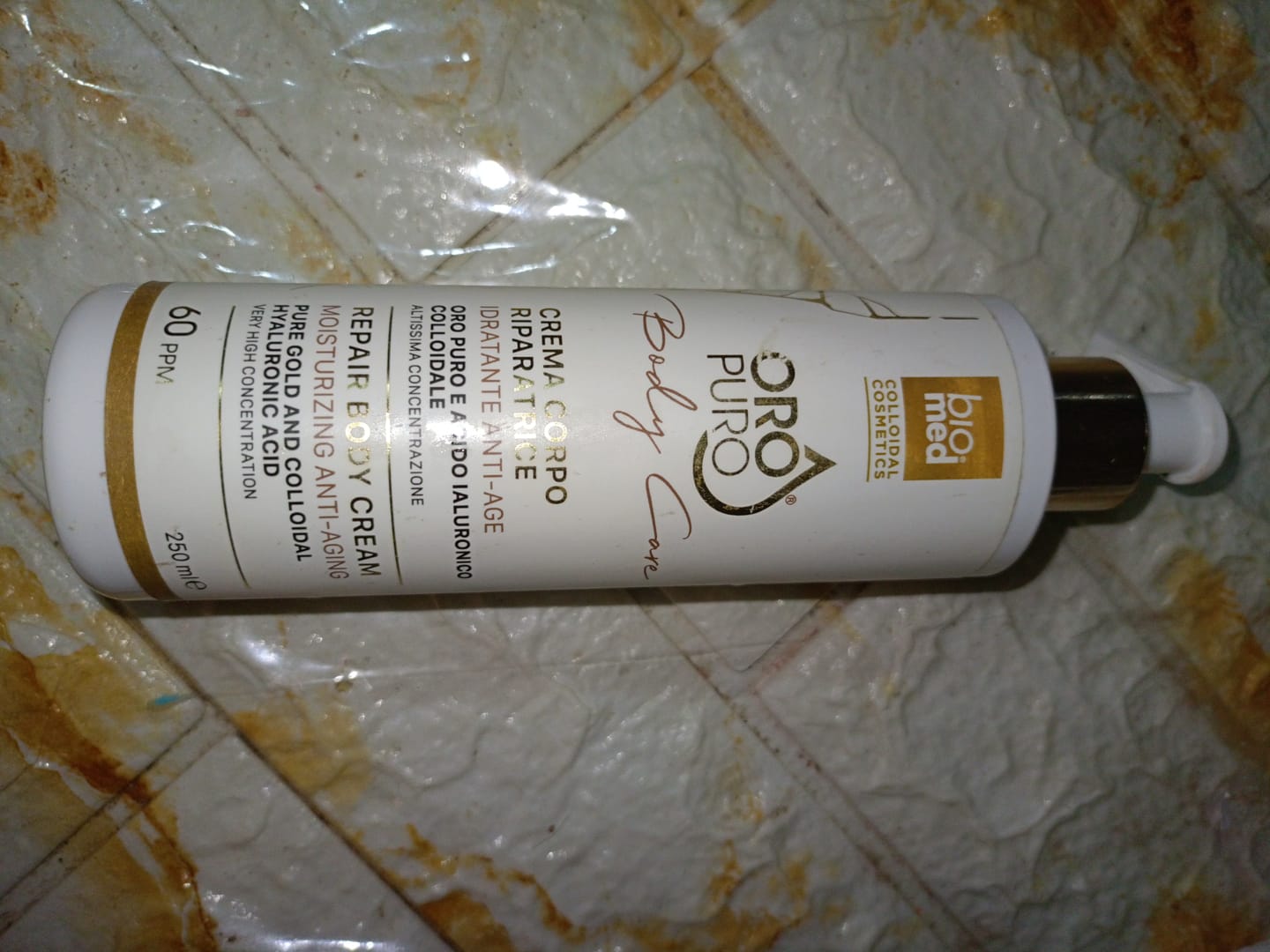 Customer photo review of Crema Corpo Riparatrice all'Oro e Acido Ialuronico colloidali – La Tua Pelle, il Tuo Capolavoro