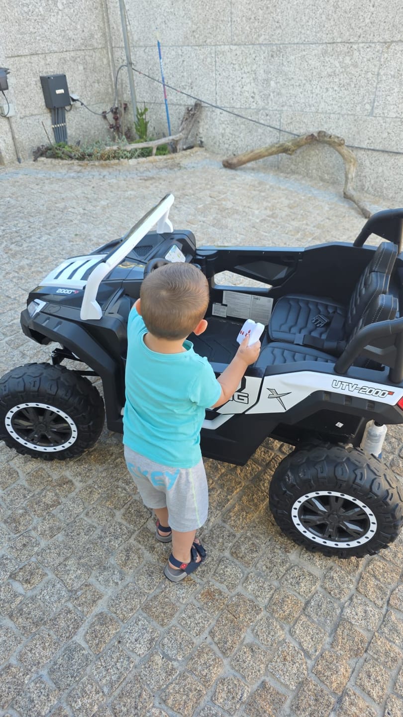 Customer photo review of Carro Elétrico para Criança BUGGY ATV RACING 24v Branco c/ RODAS DE BORRACHA & ASSENTO EM PELE