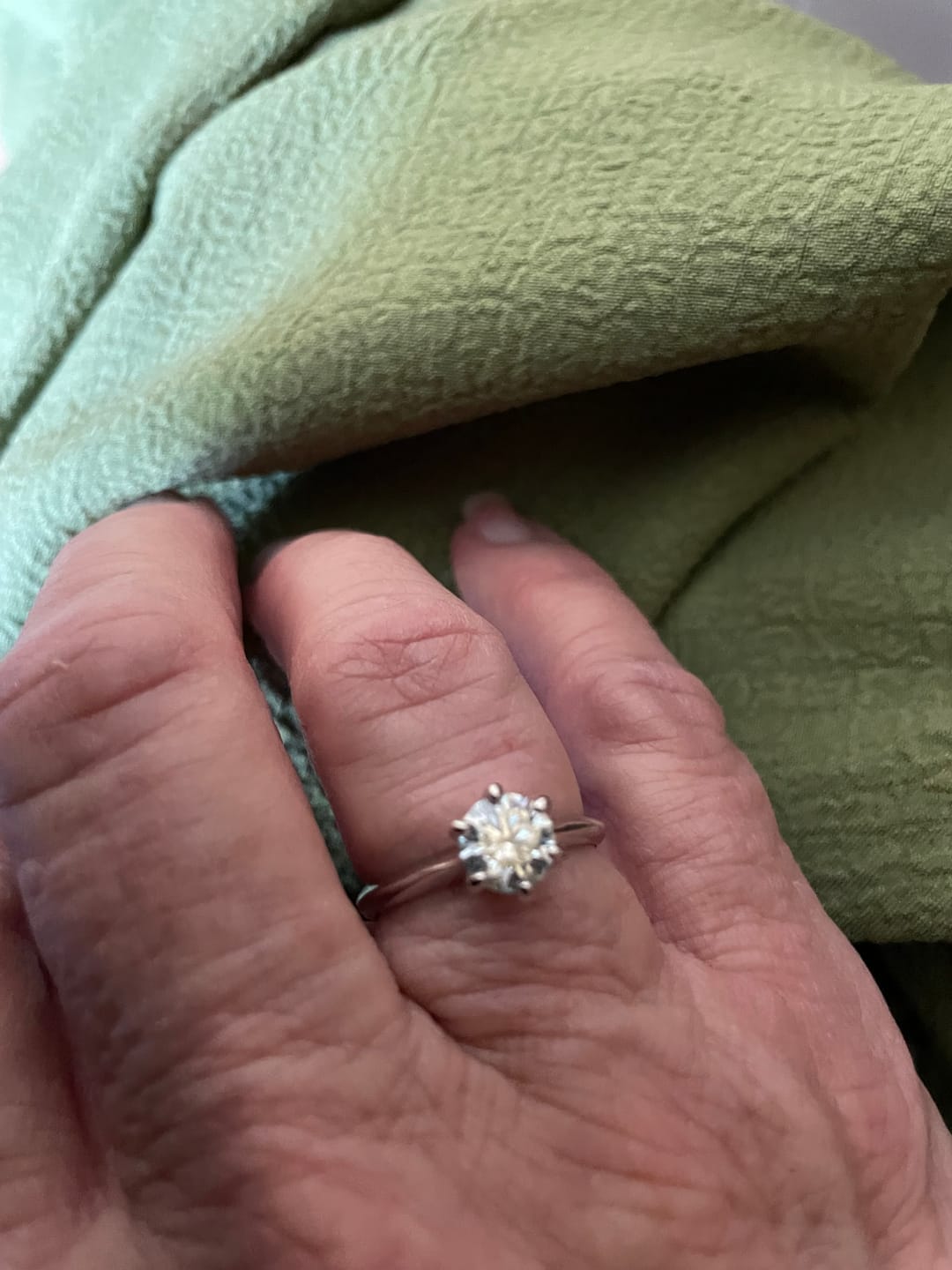 Customer photo review of Rodiffy Moissanite 2.0 Ct ～3.0Ct Round Cut 6 Prong White Gold Engagement Ring