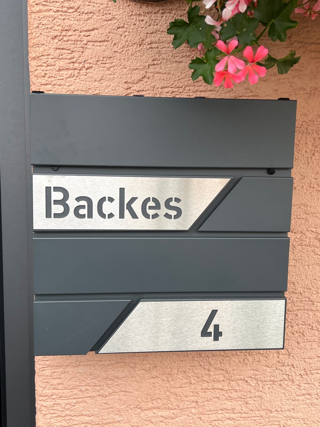 Customer photo review of AlbersDesign Briefkasten B1 anthrazit (RAL7016) personalisiert mit Edelstahl-Schildern