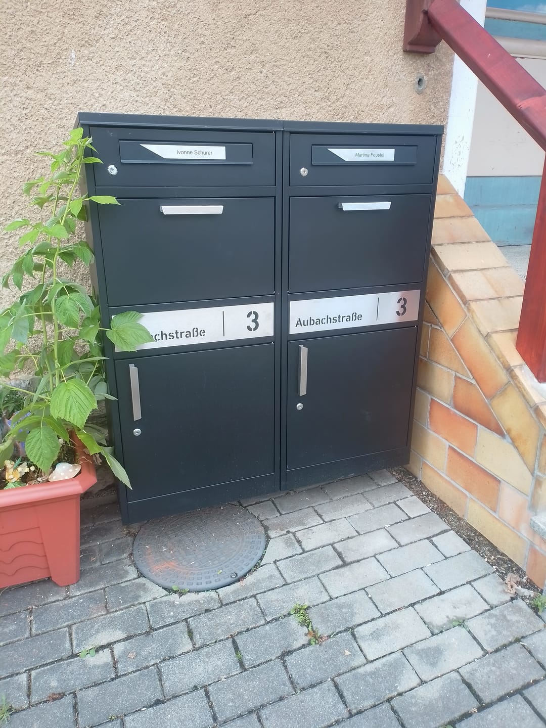 Customer photo review of Paketbox PB1 mit Briefkasten | schwarz (RAL9005) | personalisiert mit Edelstahl-Schild