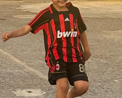 Customer photo review of Ronaldinho AC Milan Retro Kids Kit Set Kindertrikot Maillot Enfant Kindertrui (Ages 3-13)