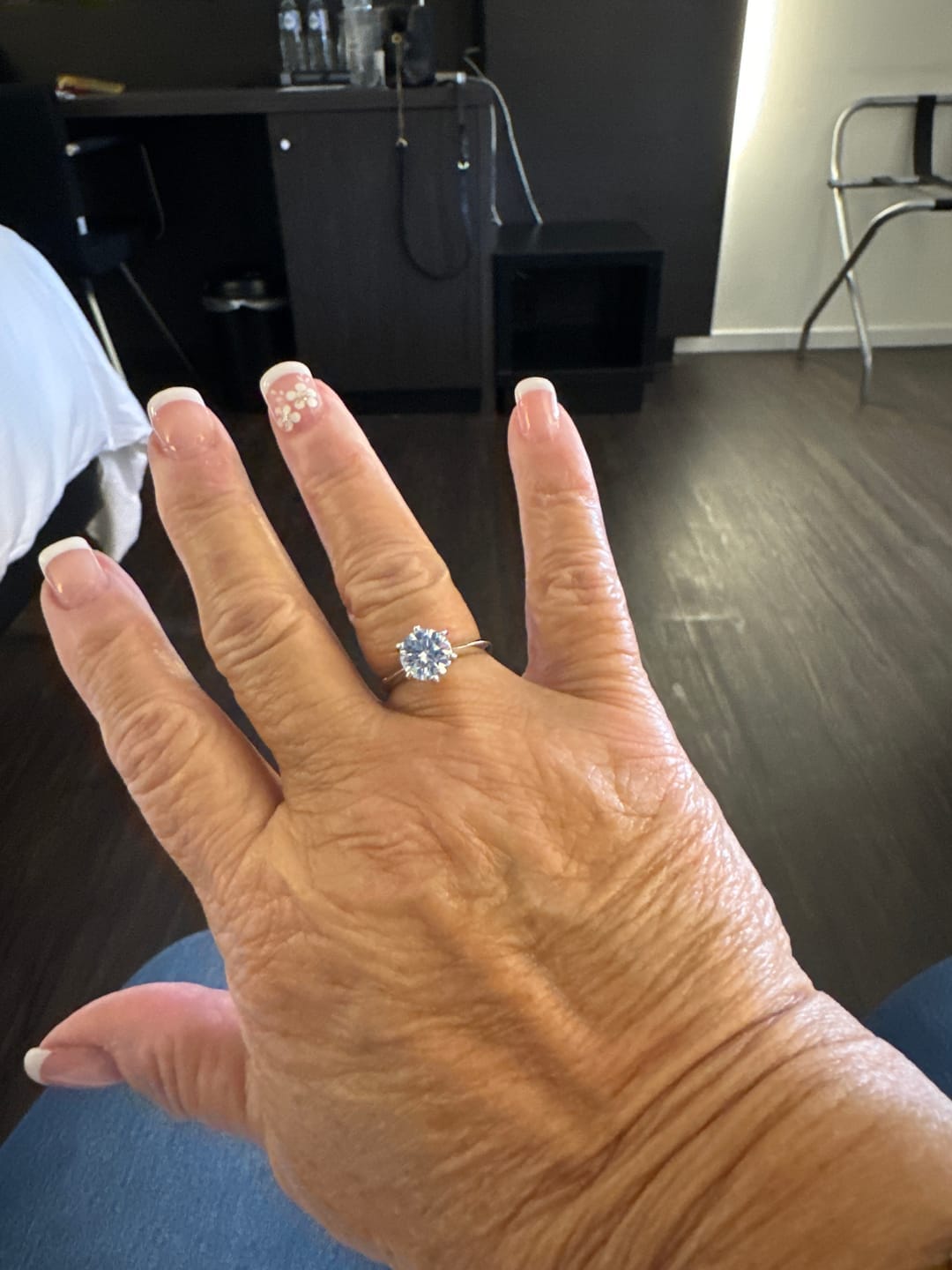 Customer photo review of Rodiffy Moissanite 2.0 Ct ～3.0Ct Round Cut 6 Prong White Gold Engagement Ring