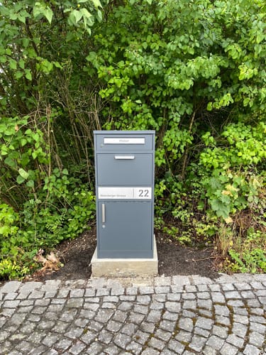 Customer photo review of Paketbox PB1 mit Briefkasten | anthrazit - RAL7016 | personalisiert mit Edelstahl-Schild